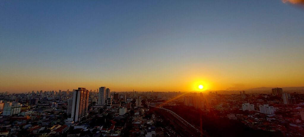 Instalação • Manutenção preventiva e corretiva • Limpeza e higienização • Recarga de gás